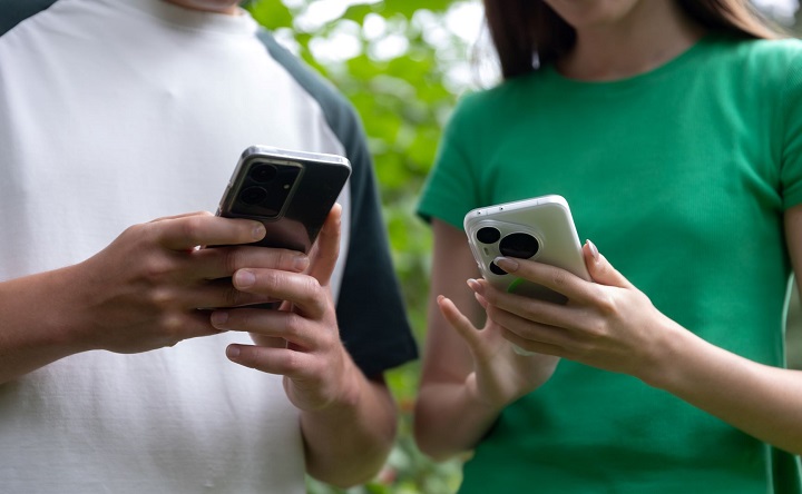 Люди со смартфонами. Фото пресс-службы ПАО «МегаФон»