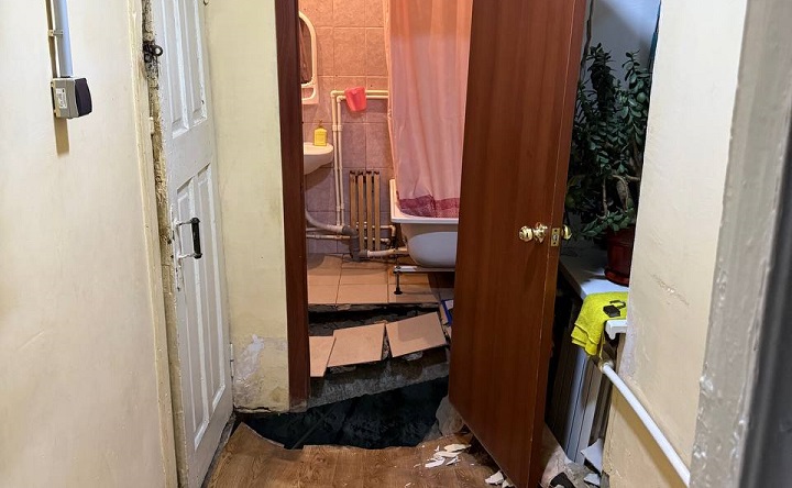 Обрушившийся пол в квартире. Фото telegram-канала Светланы Камбуловой