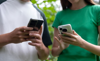 Люди со смартфонами. Фото пресс-службы ПАО «МегаФон»