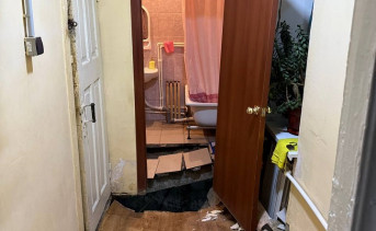 Обрушившийся пол в квартире. Фото telegram-канала Светланы Камбуловой
