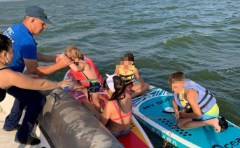 Спасение сапбордистов. Фото пресс-службы МЧС России по Ростовской области