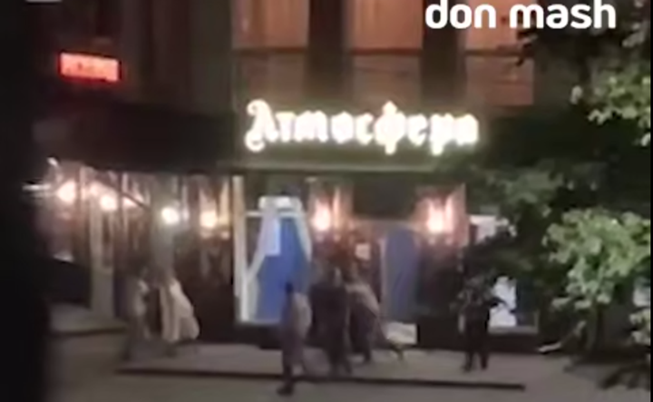 Фрагмент драки у кафе. Скрин видео telegram-канала Don Mash