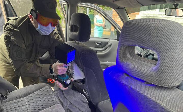 Осмотр угнанного автомобиля. Фото пресс–службы СУ СК России по Ростовской области