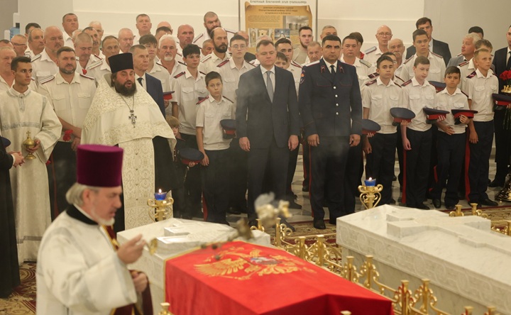 Юрий Слюсарь принял участие в литии в честь 272-летия атамана Матвея Платова в Патриаршем Вознесенском войсковом всеказачьем соборе. Фото пресс-службы губернатора.