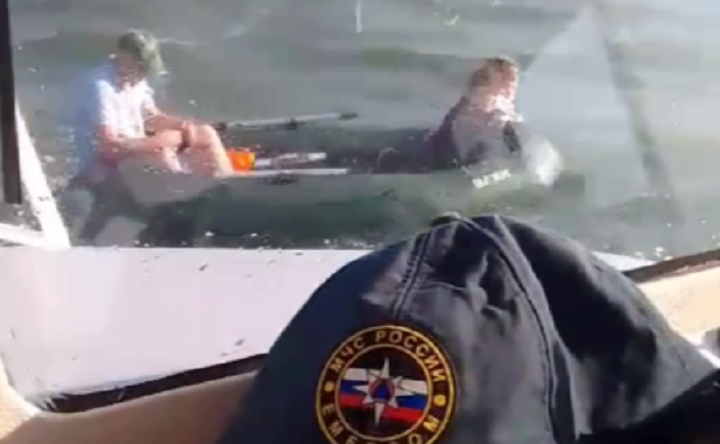 Лодка, унесённая ветром. Скриншот видео МЧС по Ростовской области