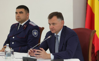 Юрий Слюсарь (справа) и атаман Всевеликого войска Донского Сергей Бодряков. Фото пресс-службы губернатора.