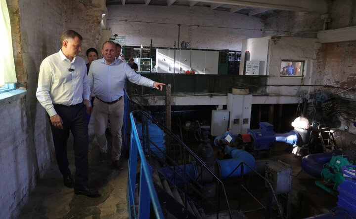 Юрий Слюсарь во время поездки на объекты водовода. Фото donland.ru