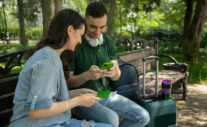 Пара со смартфонами. Фото предоставлено пресс-службой ПАО «МегаФон»