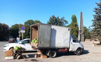 Несанкционированная торговля у мемориала. Фото читателя «Блокнот Таганрог»