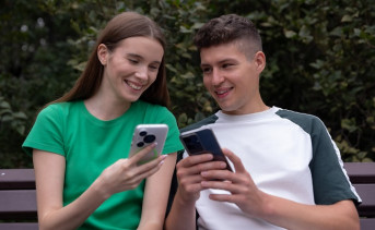 Молодые люди со смартфонами. Фото предоставлено пресс-службой ПАО «Мегафон»