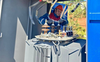 Замена трансформатора. Фото пресс-службы АО «Донэнерго»