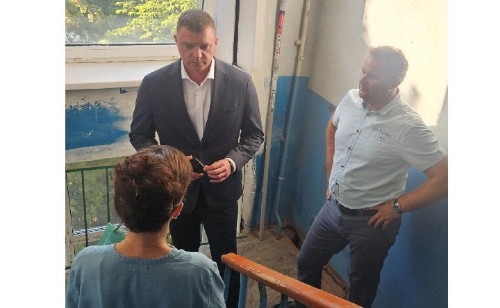 Встреча Егора Долматова с жильцами аварийного дома. Фото telegram-канала Светланы Камбуловой