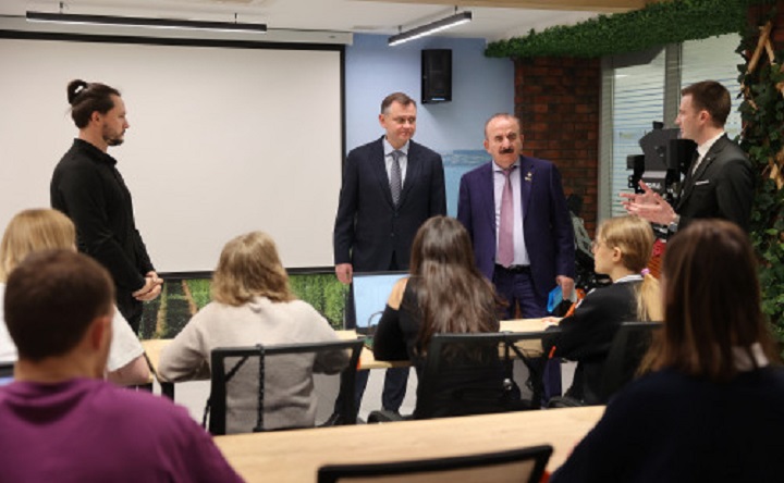 Юрий Слюсарь общается со студентами. Фото пресс-службы губернатора Ростовской области