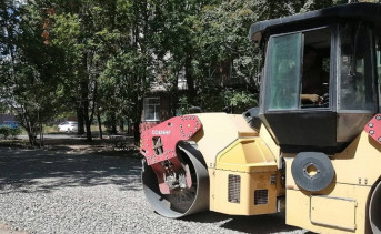 Подготовка к установке детской площадки в Таганроге. Фото пресс-службы администрации города