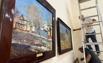 Сотрудники Азовского музея-заповедника готовят экспозицию. Фото с официальной ВК странички ТХМ