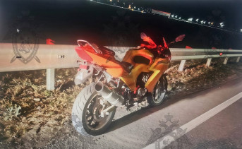 Мотоцикл на дороге. Фото пресс-службы Следкома по Ростовской области