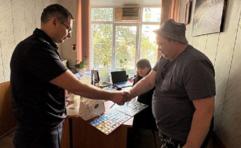 Передача украденного имущества владельцу. Фото пресс-службы ГУ МВД по Ростовской области.