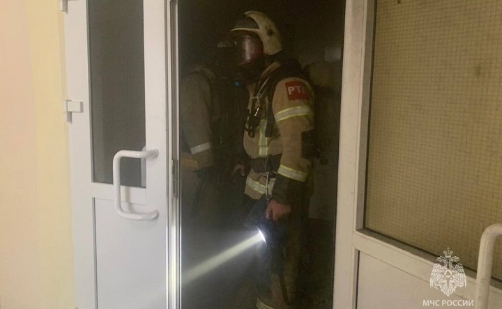 Пожарные на месте происшествия. Фото пресс-службы МЧС по Ростовской области