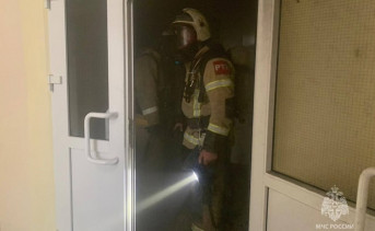 Пожарные на месте происшествия. Фото пресс-службы МЧС по Ростовской области