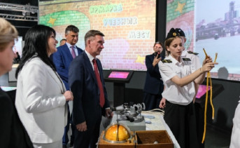 Игорь Гуськов осматривает экспозицию. Фото министерства региональной политики и массовых коммуникаций Ростовской области