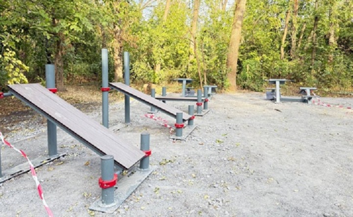 Спортивные снаряды на спортплощадке. Фото с официальной страницы в ВК Константина Хмельницкого