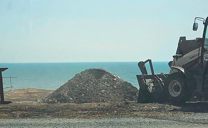 Расчистка территории после пожара. Фото Оксаны Бузиной