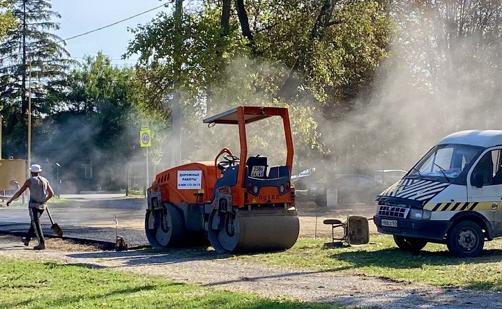 Укладка асфальта на школьной территории. Фото Елены Анисимовой / ruffnews.ru