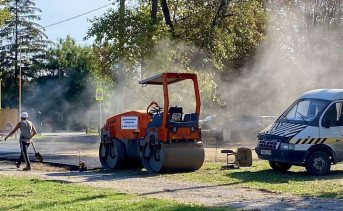 Укладка асфальта на школьной территории. Фото Елены Анисимовой / ruffnews.ru