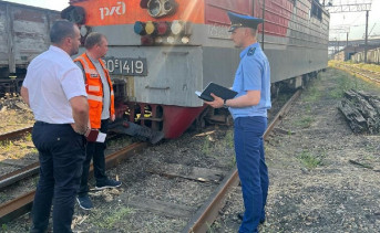 Проверка во время схода электровоза с путей. Фото пресс-службы Южной транспортной прокуратуры