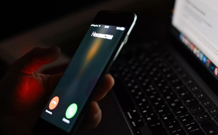 Мобильный телефон, на который позвонили с неизвестного номера. Фото Владимира Астапковича, РИА Новости