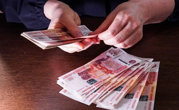 Человек, отсчитывающий деньги. Фото пресс-службы Южной транспортной прокуратуры