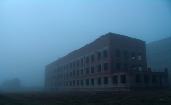 Недостроенное здание инфекционного отделения в тумане. Фото с ВК странички urbanrostov