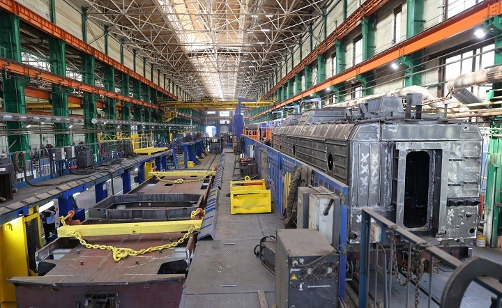 В цеху НЭВЗа. Фото пресс-службы губернатора Ростовской области