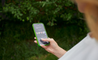 Девушка со смартфоном. Фото предоставлено пресс-службой ПАО «Мегафон»