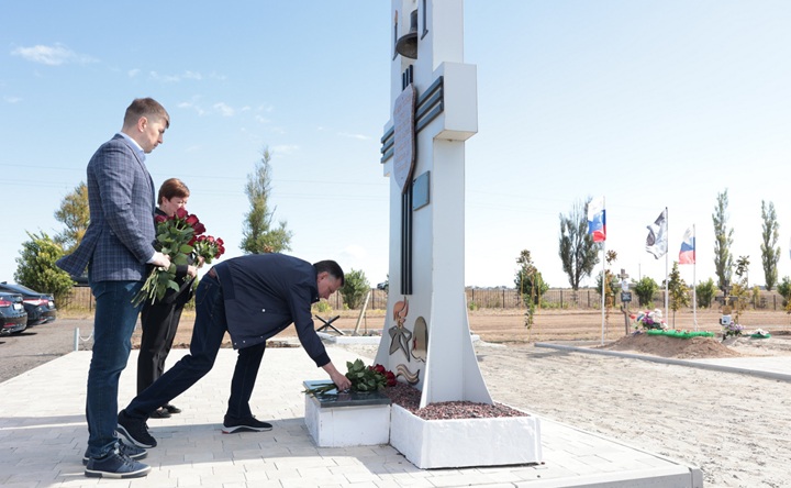 Юрий Слюсарь возлагает цветы у поклонного креста. Фото пресс-службы губернатора Ростовской области