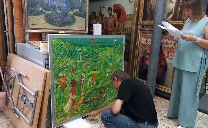 Подготовка полотен к выставке. Фото пресс-службы ТХМ
