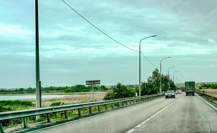 Мост на 96-м километре трассы Р-280 «Новороссия». Фото Елены Анисимовой / ruffnews.ru