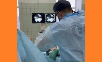 Операция по спасению пальца. Скрин видео с официальной страницы БСМП в соцсети.