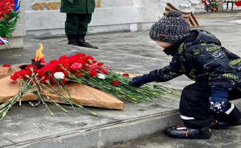 Возложение цветов у памятника Воинской Славы в микрорайоне Донском. Фото Оксаны Кручиной