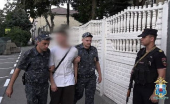 Одного из задержанных доставляют в отдел МВД РФ «Азовский». Скрин архивного видео пресс–службы УТ МВД России по СКФО