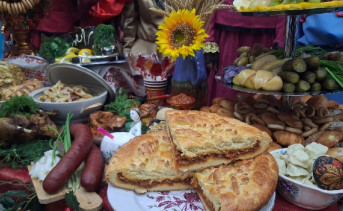 Столы с угощениями. Фото Ольги Усмановой