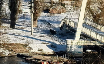 Установка сходней. Фото пресс-службы администрации Азова