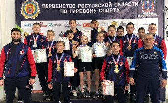 Победители первенства области на гиревому спорту. Фото официальной страницы ВК команды Азовского района по гиревому спорту