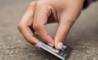 Человек, подбирающий банковскую карту. Фото пресс-службы ГУ МВД России по Ростовской области