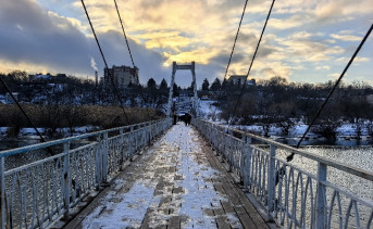 Подвесной мост. Фото Романа Гурина
