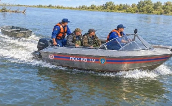 Катер спасателей. Фото пресс-службы ДПЧС Ростовской области