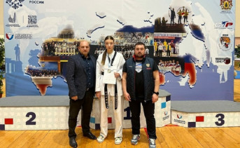 Кристина Нифонтова с тренерами. Фото пресс-службы СШОР № 13