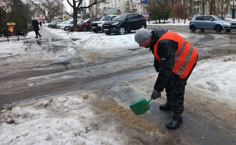 Обработка тротуаров противогололёдной смесью. Фото telegram-канала МКУ «Благоустройство»