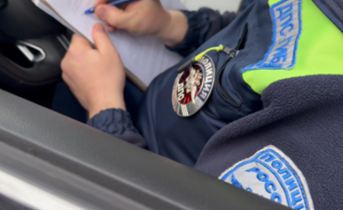 Составление протокола. Скрин видео отдела ГАИ МУ МВД России «Новочеркасское»