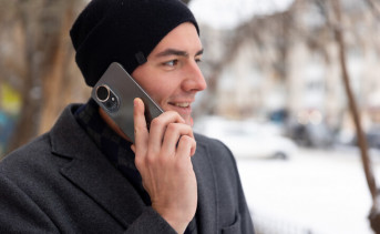 Мужчина со смартфоном. Фото предоставлено ПАО «МегаФон»